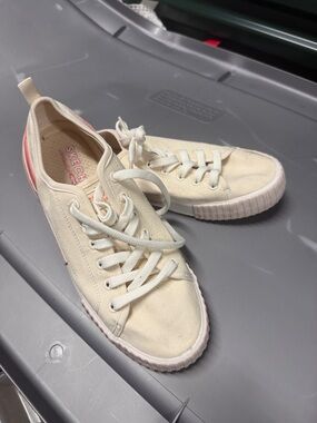 Skechers Cream Canvas Low-Top Sneakers with Pink Heel Detail